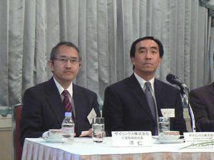 ザイリンクス 代表取締役社長の吉澤仁氏(左)と、米ザイリンクス プロダクト・テクノロジ部門アドバンスト・プロダクツ・グループ担当副社長のヴィンセント・トン氏