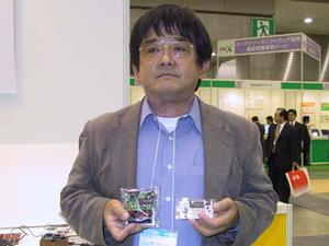 “マイコン製作のための手軽なプログラミング環境”を手にしたリカージョンの田村 修氏
