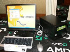 巨大なタワーパソコンを多くのメーカーが展示するなか、(株)エムシージェイはキューブ型筐体にAthlon 64 X2 5000＋を搭載した『Easy-Cube27GT-BL』を出展。小さいとはいえ、2GBメモリーに500GB HDD、BDドライブを詰め込んだハイエンドな一品