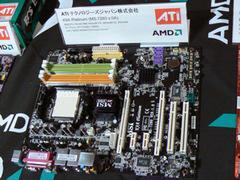 ATIテクノロジーズジャパン(株)が展示していた、CrossFire Xpress 3200採用マザーボード、エムエスアイコンピュータージャパン(株)『K9A Platium』。なお製品名に“K9”とあるが、新Athlon 64シリーズはK8系コア