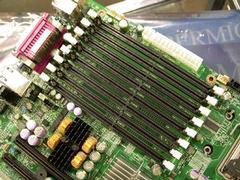 ASCII.jp：“Xeon 5000シリーズ”に対応する初のLGA771デュアルマザーが
