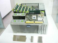 各ノードを構成する“Sun Fire X4600”。CPUとメモリーの載ったボードが8枚装着されている。側面の冷却ファンはホットプラグ可能