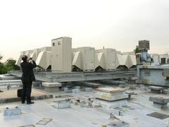 建物屋上の一角には、空冷用の冷却ユニットが並ぶ。全部で42台あるようだ