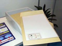 RFIDを入れた封筒と、書類トレイに組み込んだRFIDリーダー