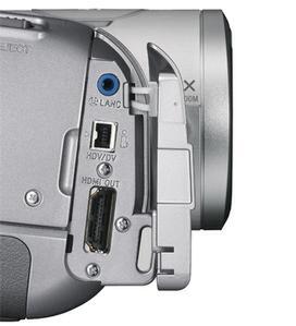 ソニーのHDV対応ビデオカメラ『HDR-HC3』についたHDMI出力端子。HDMI 1.3ではポータブル機器に適した、より小型の端子が規定された