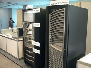 デュアルコアItanium2をいち早く採用したエンタープライズサーバー“NX7700i”(右)と、Xeon 5100シリーズを搭載するブレードサーバーシステム“SIGMABLADE”(左中段)
