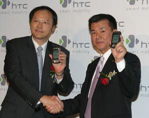HTC CEOのピーター・チョウ氏とNTTドコモ 法人営業本部 プロダクトビジネス部長の三木 茂氏
