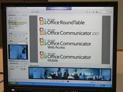 RoundTable対応の“Microsoft Office Meeting Console”の画面。下の帯状の部分がパノラマ映像で、左の子画面は話者にフォーカスしたカメラの映像