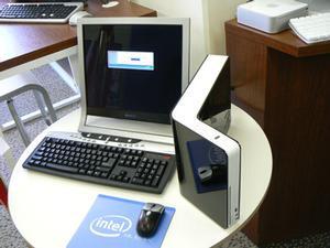 フロアの一角に展示されていた“へ”の字型のコンセプト　ボディーの上には指紋認証ユニットが内蔵されているなど、外観は奇抜でも中身はちゃんとしたビジネスパソコンのようだ