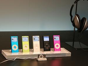 デザインが一新された『iPod shuffle』(手前)とカラーバリエーションが選べる『iPod nano』