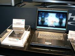 記録型HD DVDドライブを搭載するQosmioの試作機(右)と、USB接続タイプのHD DVD-ROMドライブ