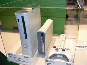 Xbox 360と専用のHD DVD-ROMドライブ『Xbox 360 HD DVDプレーヤー』。TVも操作できるリモコンが付属する