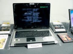 台湾エイサーのHD DVD-ROM搭載ノート“Aspire9800”は、20インチワイドの巨大ディスプレー搭載で人目を引いた。HDDを2台内蔵するようだ