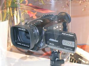 フルHD解像度での録画を可能とする、フルHD対応HDDビデオカメラの参考出品機。HDD容量や録画方式は一切非公開!?
