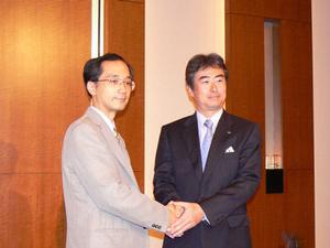 セキュアVM開発を担当する、筑波大学大学院 システム情報工学研究科の加藤和彦教授(左)と、インテル 代表取締役共同社長の吉田和正氏
