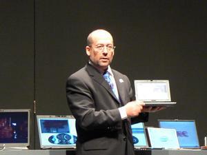 講演にて日本メーカーの薄型軽量なノートパソコンを称賛する、米インテル 副社長兼モバイル・プラットフォーム事業部長のムーリー・エデン氏