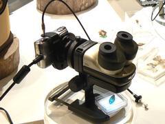 ニコンの顕微鏡『ファーブルフォト』は、“屋外で虫や植物を観察する”コンセプトに基づいた製品。市販のデジタルカメラを接続して、対象物の撮影も可能