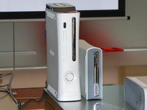 11月22日に発売されるXbox 360専用外付けHD DVDドライブ『Xbox 360 HD DVDプレーヤー』(写真右)