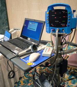 デジタルヘルス事業の実例として披露されたネットワーク対応の脈拍計。測定データを無線LANでノートパソコンに送信できる