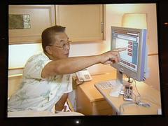 ビデオで披露された亀田総合病院での情報共有の例。入院患者はベッドサイド端末を使い、自分の診療に関する情報を参照できる