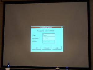 説明会で披露された、DriveTrust対応HDDでの起動の様子。OS起動の前段階で、写真のようなログオンダイアログが表示され、パスワードを求められる