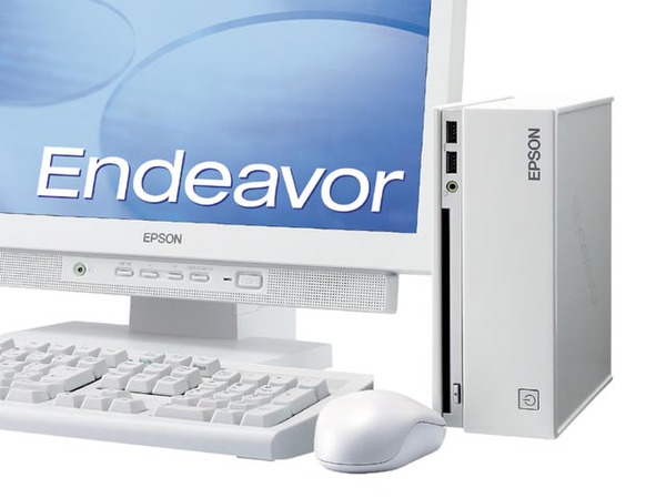 超ミニサイズのコンパクトデスクトップ『Endeavor ST100』。17インチ液晶ディスプレーと並べてもこのとおり