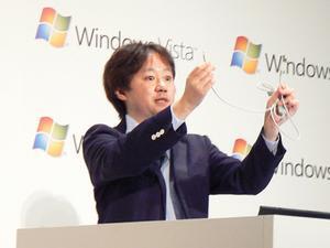 飯島氏が掲げているのが“イージートランスファーケーブル”。XPのパソコンとVistaのパソコンを、USB経由で直結する