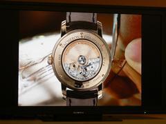 このように変形して異なる時計になる。同じ映像はモノリスのウェブサイトのデモコーナーに掲載されている