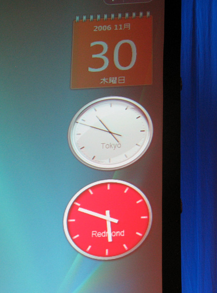 ダレン・ヒューストン氏のデスクトップ画面。Windows Vistaの新機能の「サイドバー」上には日本時間と米マイクロソフト本社(Redmond)の時刻を表示する２つのガジェットが存在（画面クリックで拡大）