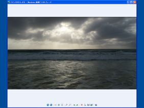 Windows XPの“Windows 画像とFAXビューア”は、あくまでビューワーで、レタッチ機能は搭載されていない。画像の修正をする場合は、“このプログラムを閉じ編集用に画像を開く”アイコンをクリックし、関連づけられたアプリケーションを起動する