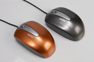 『BenQ P200』のオレンジモデル(左)とシルバーモデル(右)