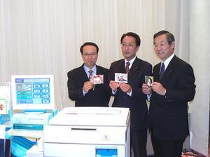 左から、マイクロソフト 執行役常務の堺和夫氏、セブン-イレブン ジャパン 執行役員の鎌田靖氏、富士ゼロックス 取締役専務執行役員の小山眞一氏