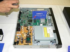 EMMA3を搭載する東芝のHD DVDプレーヤー『HD-XA2』の内部と、基板上に実装されているEMMA3