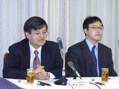 NECエレクトロニクス 第二システム事業本部長の新津茂夫氏(左)