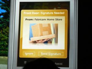 外出中に宅配業者が来た場合、バス停端末を使い映像で確認したうえ、デジタル署名を送って受け取りのサインとする