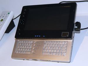 液晶ディスプレーをスライドするとキーボードが現われる、独メディオンのUMPC。VAIO type Uよりはやや大きいくらいか