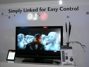 LG電子では“SIMPLINK”の名称でHDMI経由での機器制御機能を披露。AVアンプの操作などを想定している