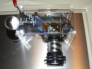 新パネルを3枚使用した、3LCD方式プロジェクターの光学エンジンサンプル