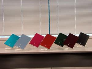 直販専用となるカラーバリエーション7色の見本。左から“ピーコックグリーン”“エレファントグレイ”“ローズレッド”“パーシモンオレンジ”“スタジアムグリーン”“クリムゾン”“レザーブラック”
