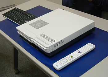テレビに接続して使うリビングPC「FMV-TEO」。フラットポイント付きのワイヤレスキーボードが付属する