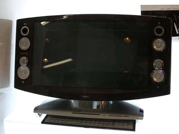 WPC EXPO 2005で公開されたデスクトップパソコンのコンセプトモデル“ROSSO”も展示。透明ケースに収納されており、触ることはできない