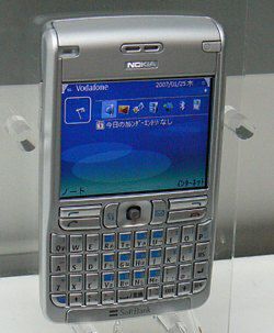 ノキアのスマートフォン「X01NK」。見た目はほぼE61と同じだが、下部にソフトバンクのロゴが見える