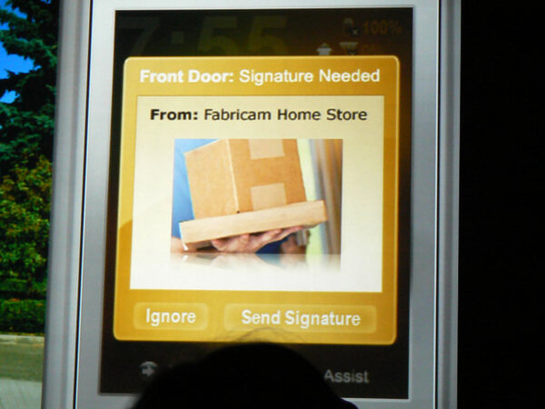 外出中に宅配業者が来た場合、バス停端末を使い映像で確認したうえ、デジタル署名を送って受け取りのサインとする
