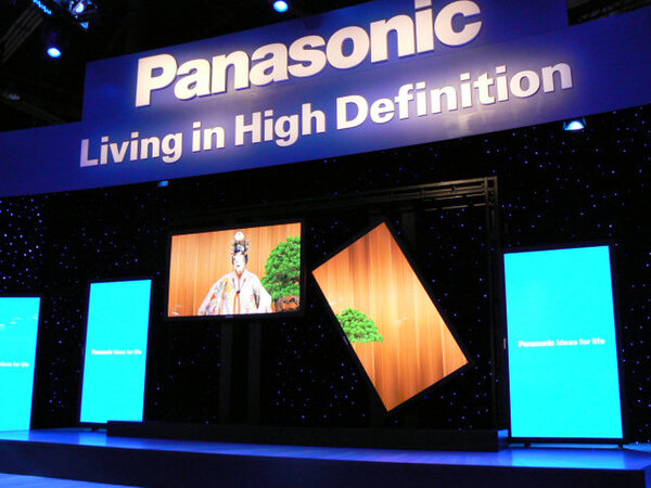 パナソニックブースの入口では、6枚の103インチプラズマTVを組み合わせた展示を披露。中央の2枚は能の映像に合わせて上下に動いたり回転したりする凝り様