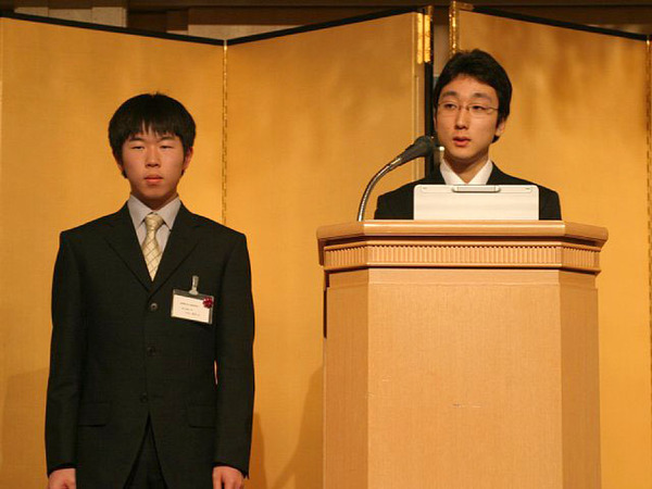 松本工業高等学校の小口宏之さん(左)と前田直人(まえだ なおと)さん