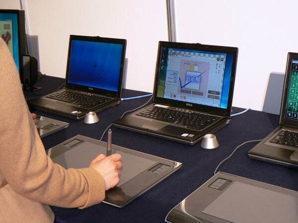 発表会場脇の展示コーナーでは、ノートパソコンとペンタブレットを組み合わせて、“Windowsタッチテクノロジ”対応ソフトのデモを披露。多くの来場者が集まり人気があった