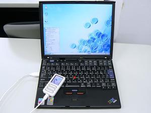 wizpyでTurbolinux FUJIが実行されたノートパソコン。低スペックのパソコンでも、インストールの手間なしでLinux環境にできる