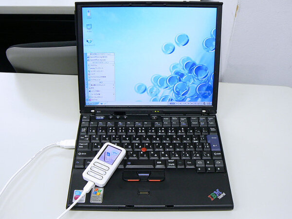 wizpyでTurbolinux FUJIが実行されたノートパソコン。低スペックのパソコンでも、インストールの手間なしでLinux環境にできる