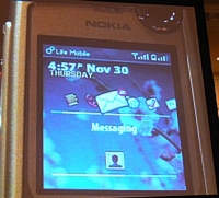 Flash Liteで構築されたUIの例（左）と、Flickrの最新データをFlashCastで配信したデモ（右）