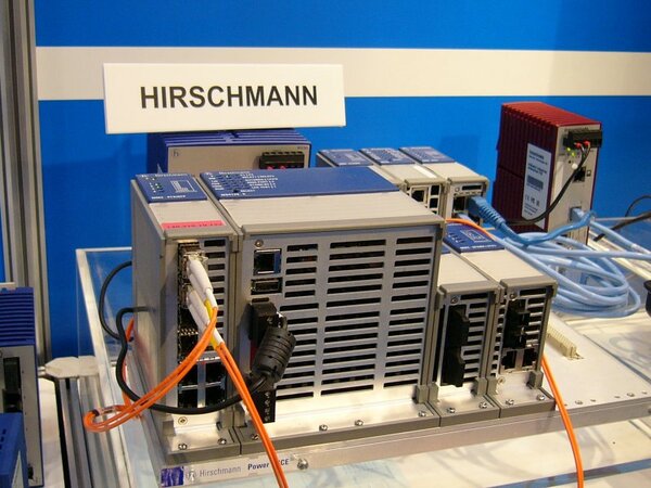 産業用イーサネットスイッチ機器を扱うドイツHIRSCHMANN（ヒルシュマン）社の製品。高温／低音や振動、塵、電磁波など過酷な環境での使用が可能だ。オフィス用のスイッチを何とか工夫して使用している工場で紹介すると「すぐに欲しい」と言われるほど、現場での人気が高い。
